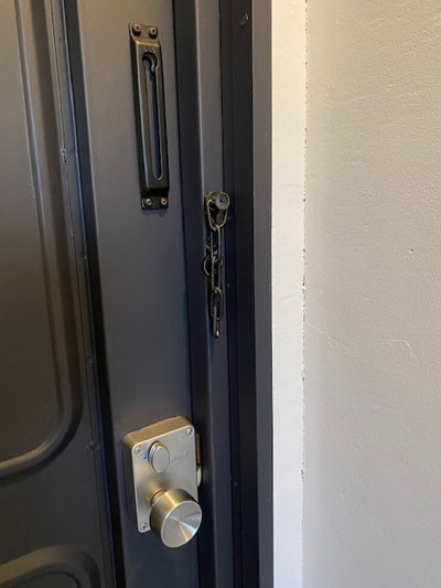 Entrance door equipment in Room 322