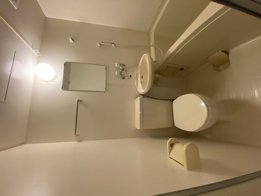 Bathroom, washbasin, and toilet in Room 322